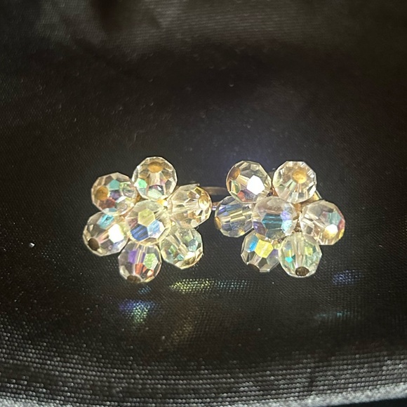 Vintage Aurora Borealis 1960s flower cluster clip ons - Picture 1 of 8